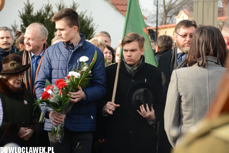 Odsłonięcie pomnika przy klasztorze