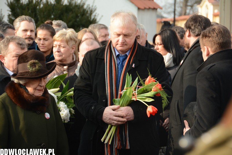Odsłonięcie pomnika przy klasztorze