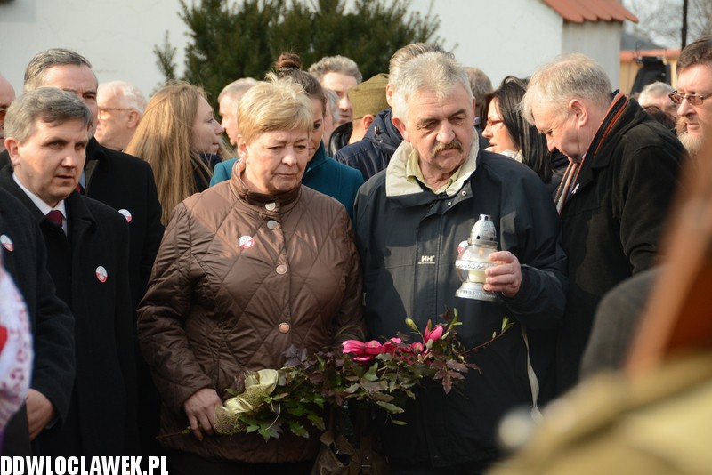 Odsłonięcie pomnika przy klasztorze