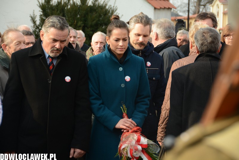 Odsłonięcie pomnika przy klasztorze