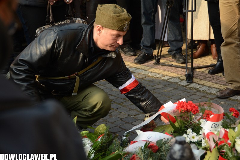 Odsłonięcie pomnika przy klasztorze