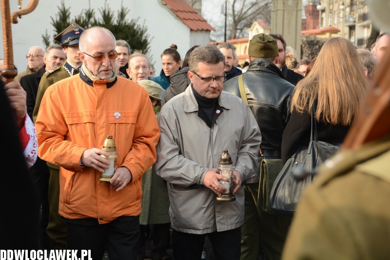 Odsłonięcie pomnika przy klasztorze