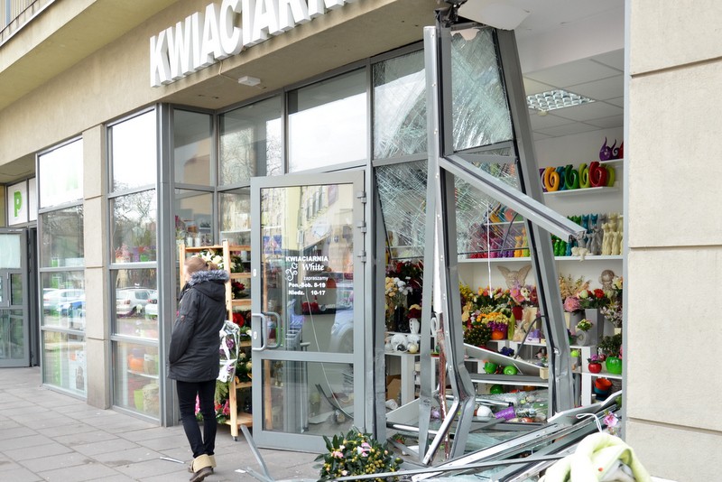 BMW wjechało w kwiaciarnię przy Zduńskiej