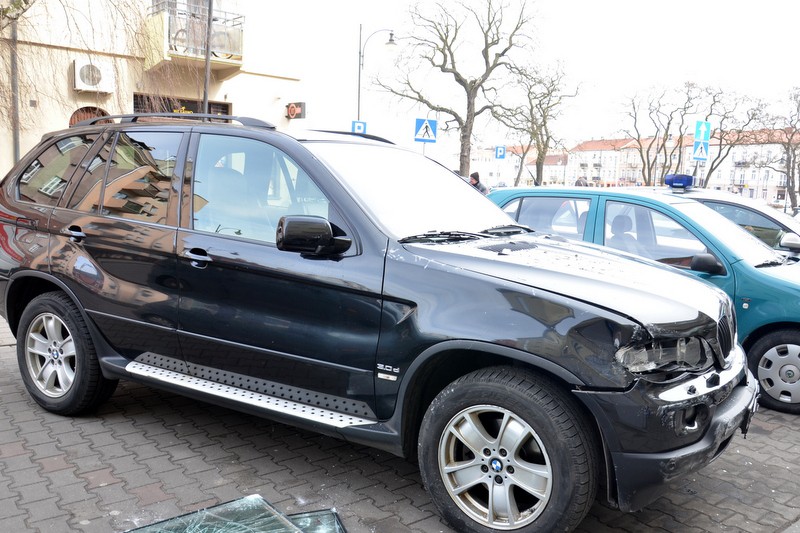 BMW wjechało w kwiaciarnię przy Zduńskiej