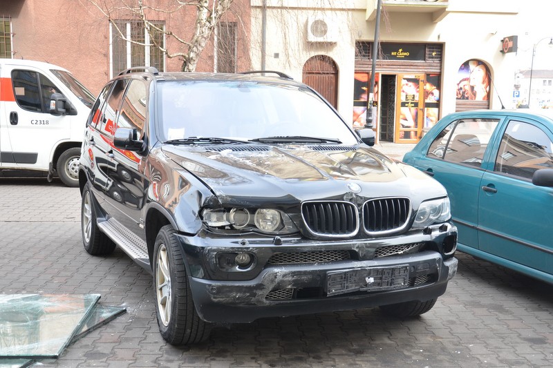 BMW wjechało w kwiaciarnię przy Zduńskiej
