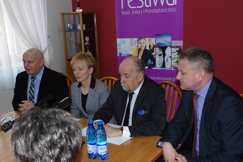 Konferencja prasowa w WSHE