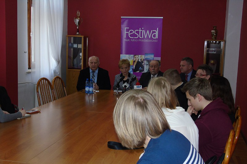 Konferencja prasowa w WSHE