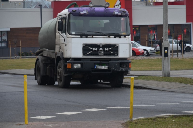 Szambiarka uderzyła w renault