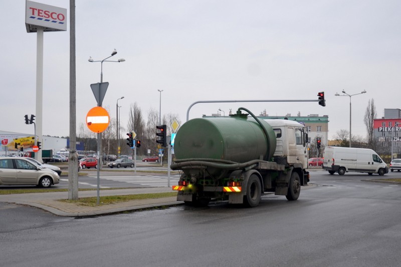 Szambiarka uderzyła w renault