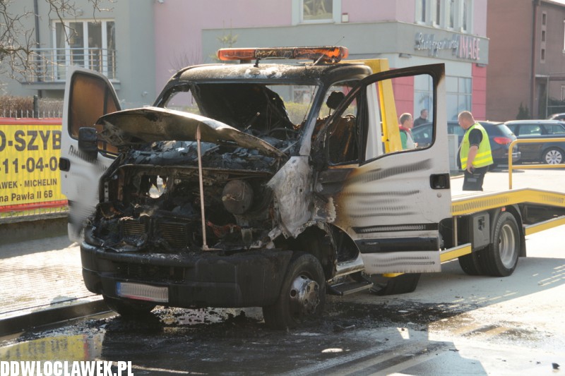 Auto spłonęło na ulicy Wroniej