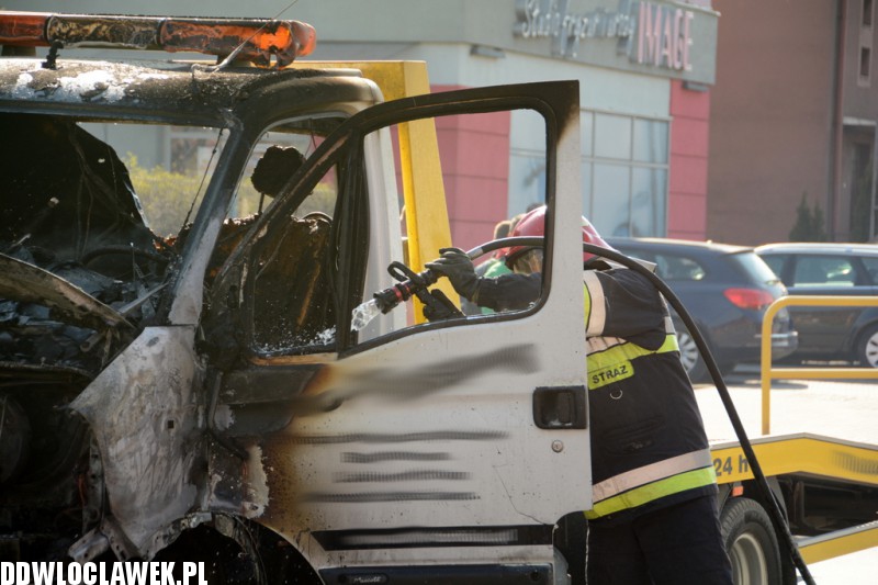 Auto spłonęło na ulicy Wroniej