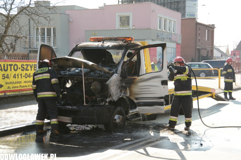 Auto spłonęło na ulicy Wroniej