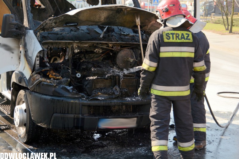 Auto spłonęło na ulicy Wroniej