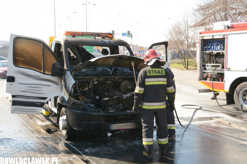 Auto spłonęło na ulicy Wroniej