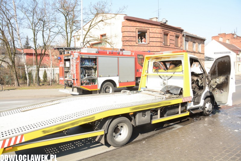 Auto spłonęło na ulicy Wroniej