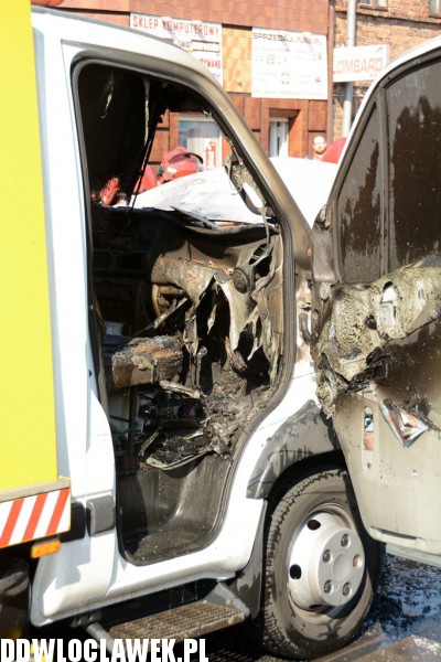 Auto spłonęło na ulicy Wroniej