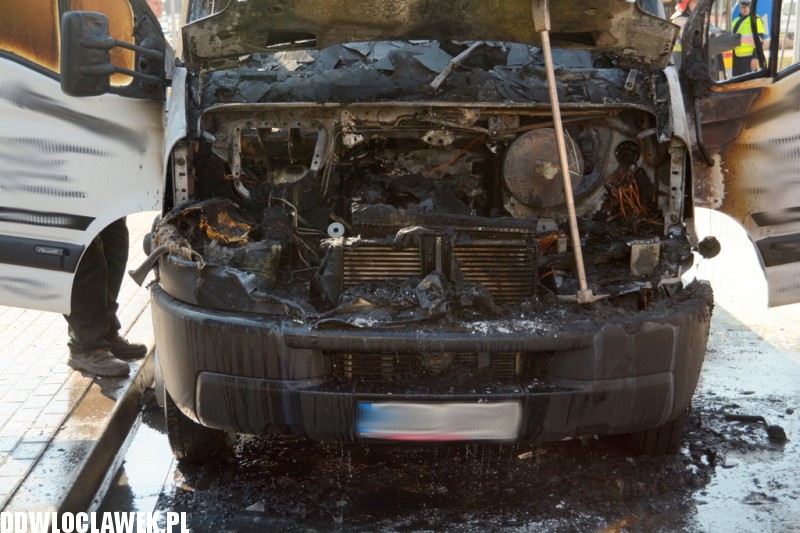 Auto spłonęło na ulicy Wroniej