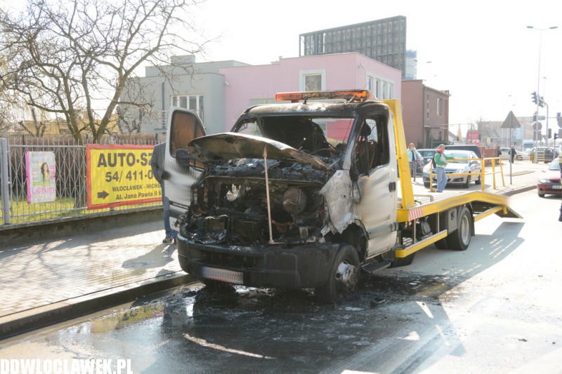 Auto spłonęło na ulicy Wroniej