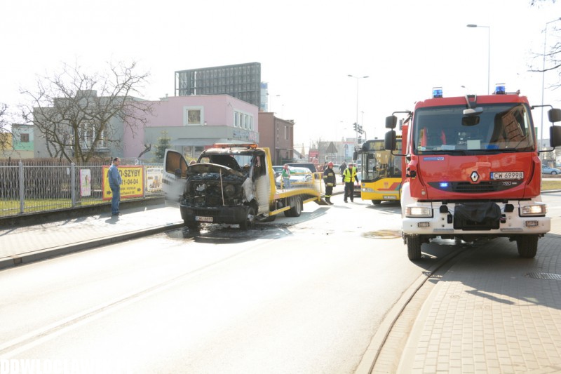 Auto spłonęło na ulicy Wroniej