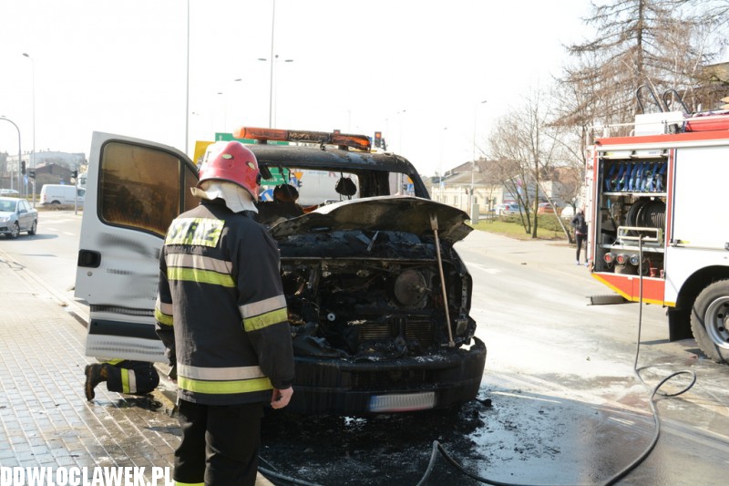 Auto spłonęło na ulicy Wroniej