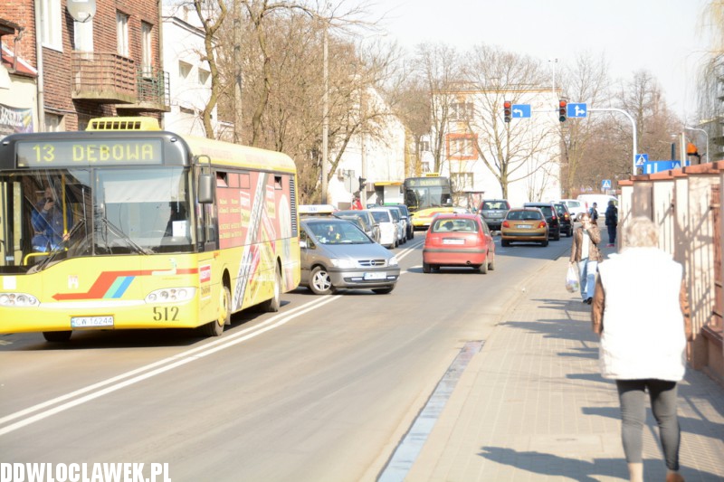 Auto spłonęło na ulicy Wroniej