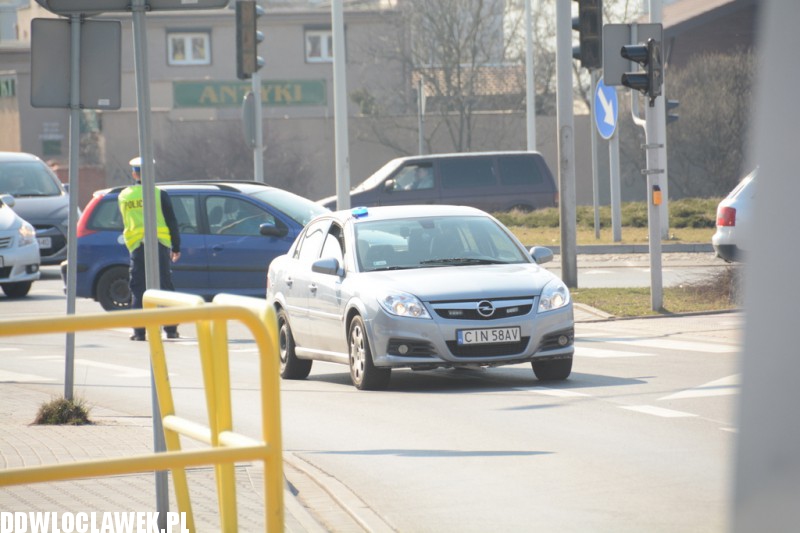 Auto spłonęło na ulicy Wroniej