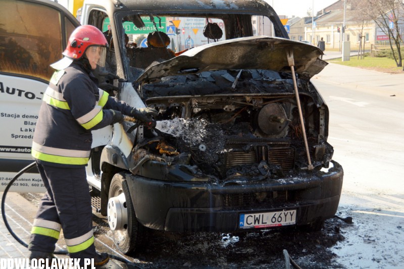 Auto spłonęło na ulicy Wroniej