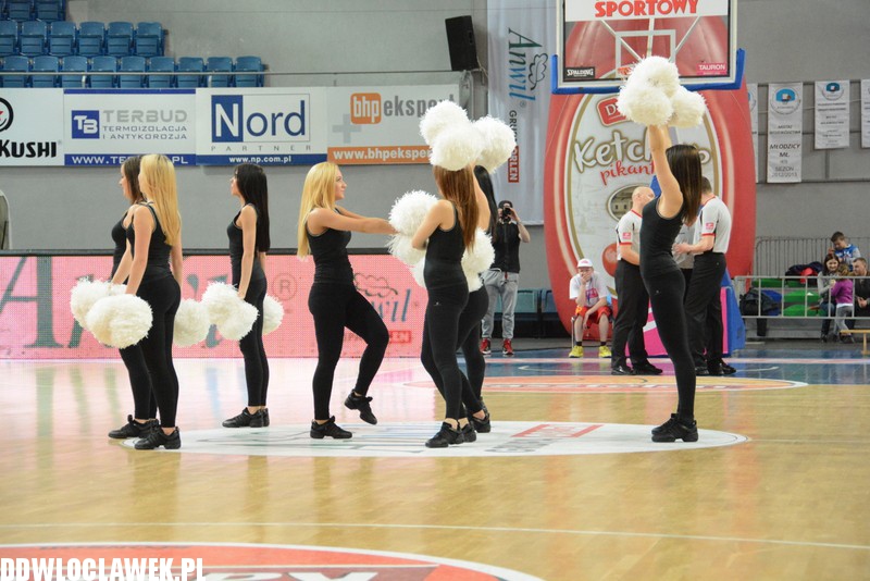 Cheerleaderki Anwilu na meczu z Wikaną