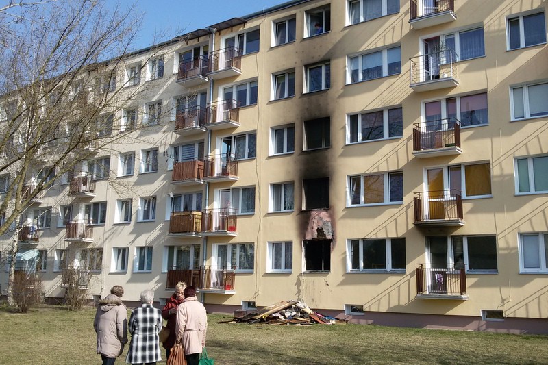 Blok przy Krętej 2 zniszczony przez pożar