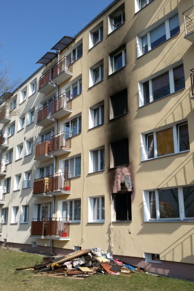 Blok przy Krętej 2 zniszczony przez pożar