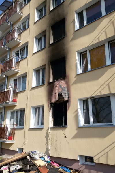 Blok przy Krętej 2 zniszczony przez pożar
