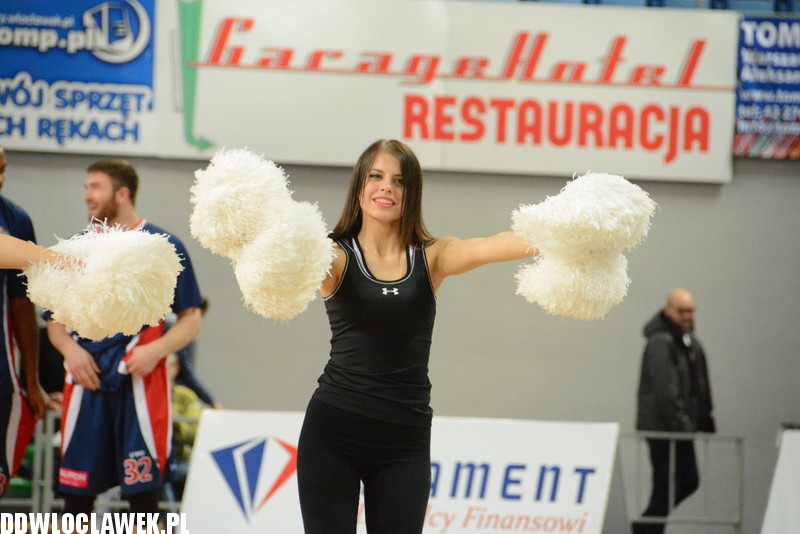 Cheerleaderki na meczu z Dąbrową