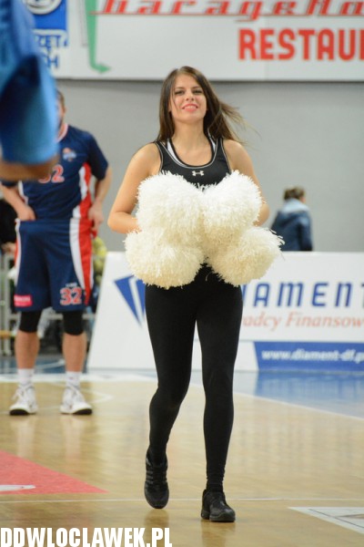 Cheerleaderki na meczu z Dąbrową