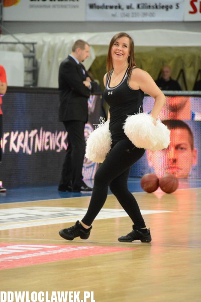 Cheerleaderki na meczu z Dąbrową