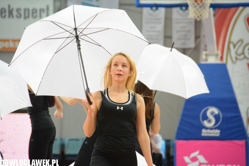 Cheerleaderki na meczu z Dąbrową