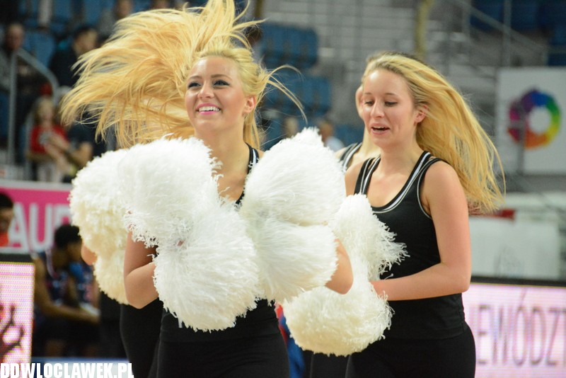 Cheerleaderki na meczu z Dąbrową