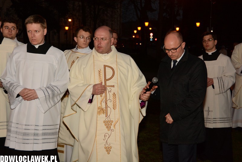 Złożenie kwiatów pod tablicą