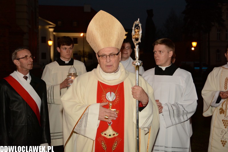 Złożenie kwiatów pod tablicą