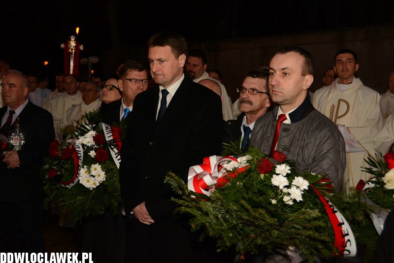 Złożenie kwiatów pod tablicą
