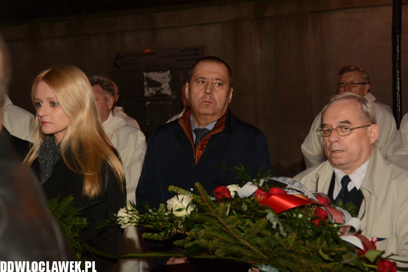 Złożenie kwiatów pod tablicą
