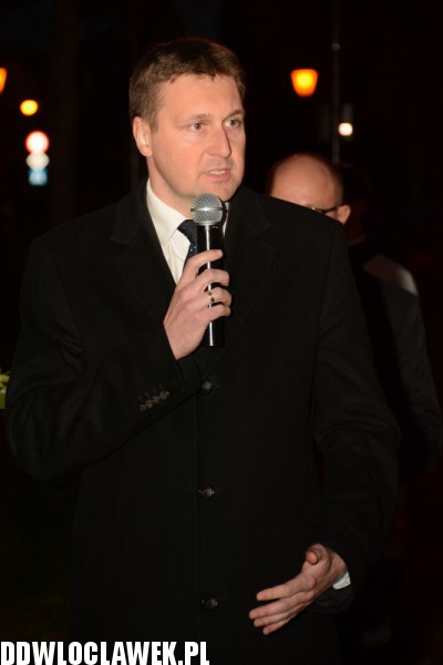 Złożenie kwiatów pod tablicą