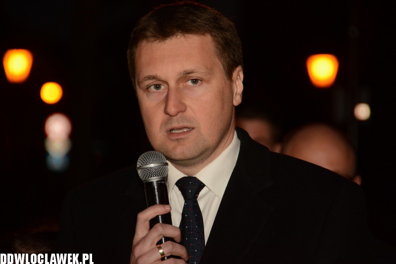 Złożenie kwiatów pod tablicą