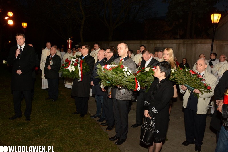 Złożenie kwiatów pod tablicą