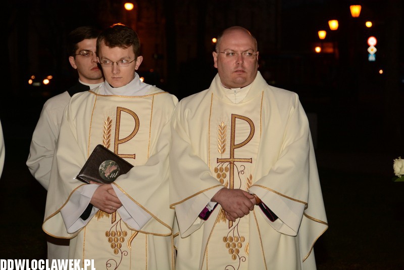 Złożenie kwiatów pod tablicą