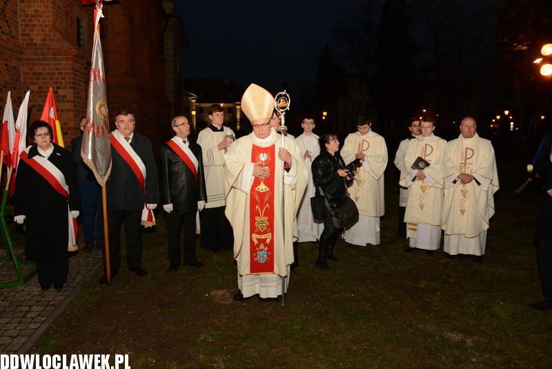Złożenie kwiatów pod tablicą