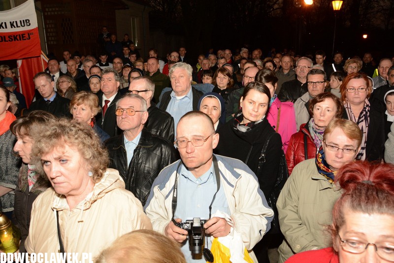 Złożenie kwiatów pod tablicą