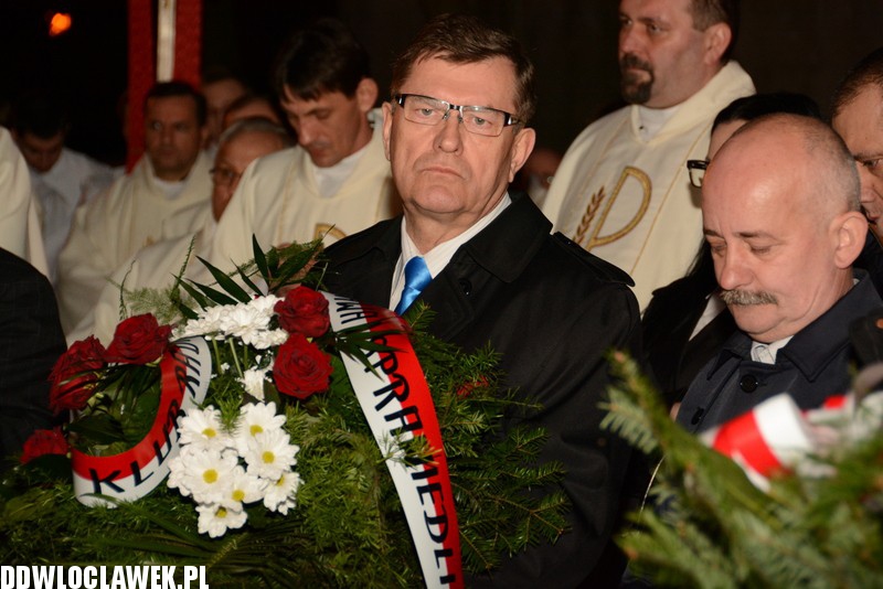 Złożenie kwiatów pod tablicą