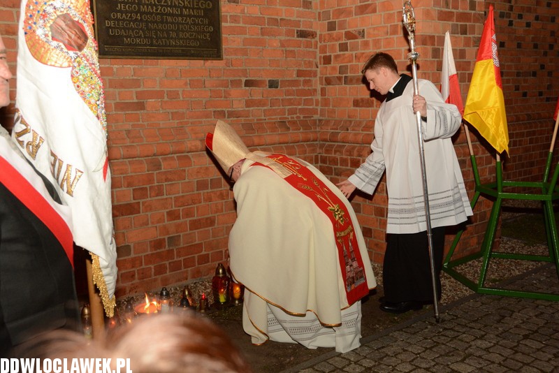Złożenie kwiatów pod tablicą