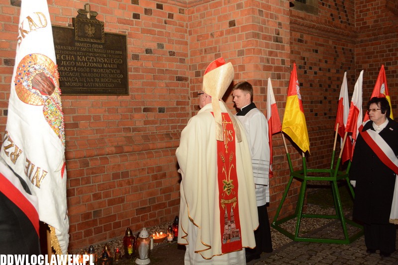 Złożenie kwiatów pod tablicą