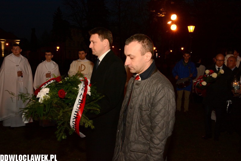 Złożenie kwiatów pod tablicą